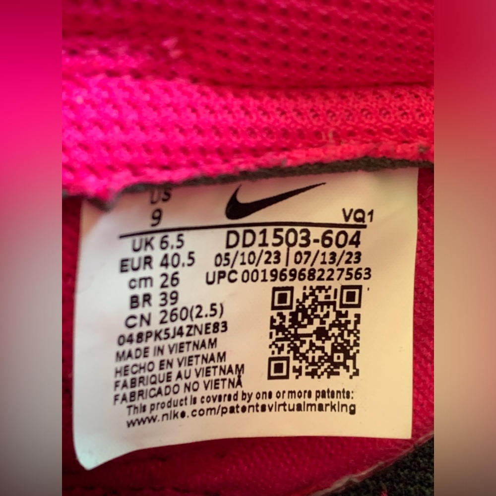 Nike Womens Pink and Black Athletic Shoes - Picture 7 of 8